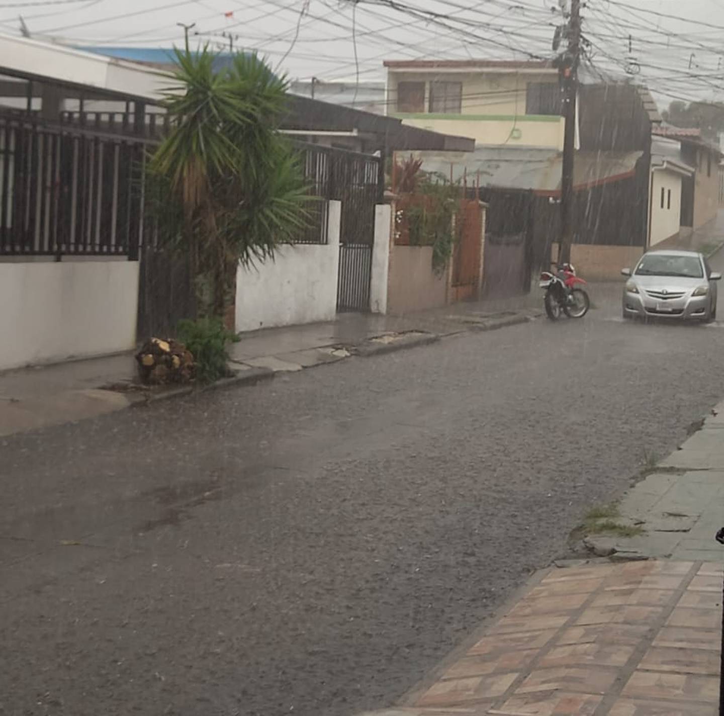 En Tibás muchas calles volvieron a acumular el agua de lluvia la tarde de este miércoles. El IMN afirma que en adelante serán recurrentes las tardes lluviosas en el Valle Central. Foto: H. Solano