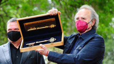 Joan Manuel Serrat recibió doctorado ‘honoris causa’ de la UCR y la llave de San José