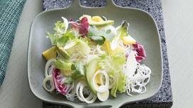 Ensalada de fideos de arroz con manga, aguacate y palmito fresco