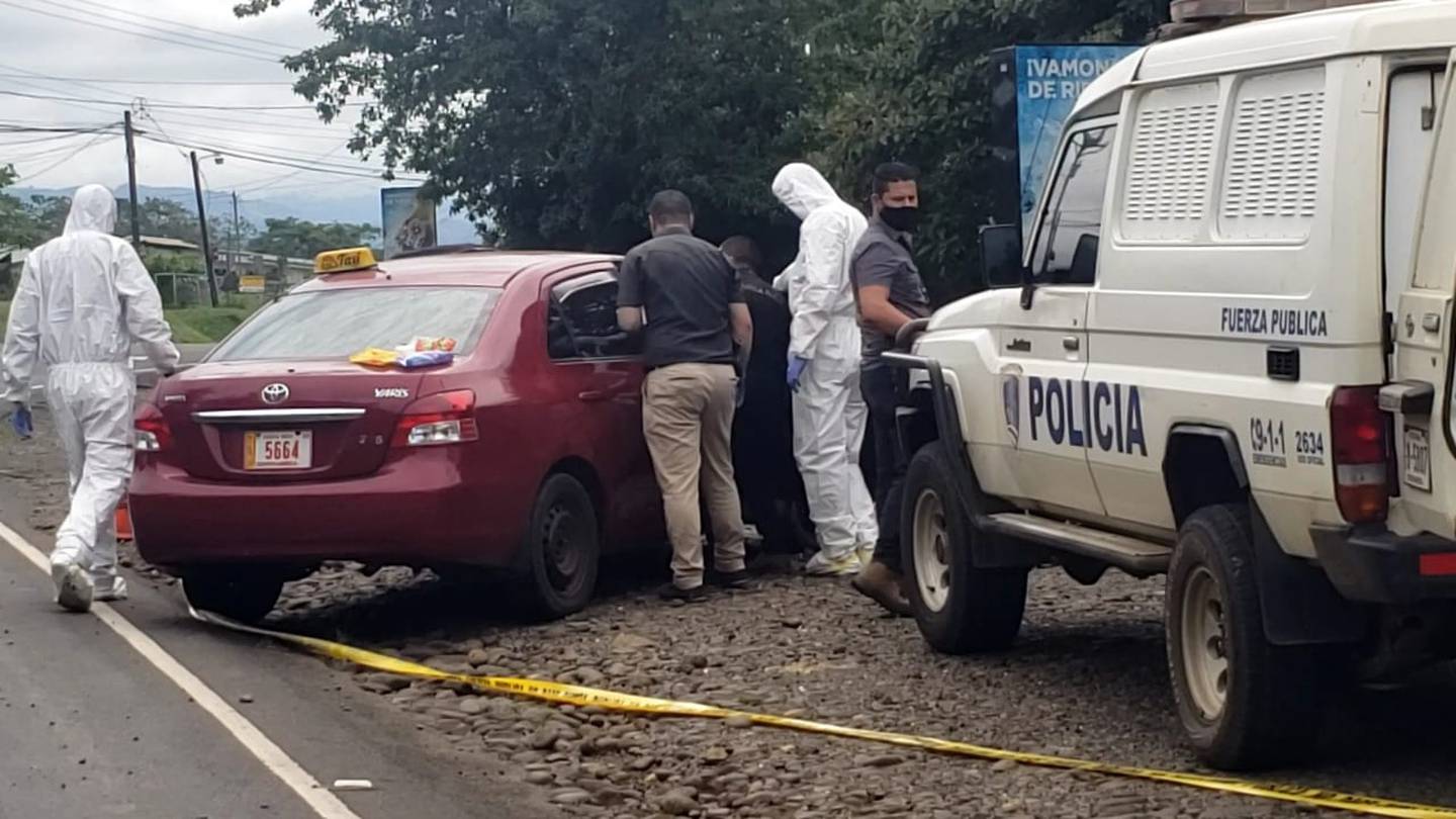 Al trascender la alerta de un homicidio en Cutris la mañana del martes, la Fuerza Pública detuvo en un taxi, a unos 19 kilómetros del sitio,  a los sospechosos del asalto. Foto: Edgar Chinchilla.
