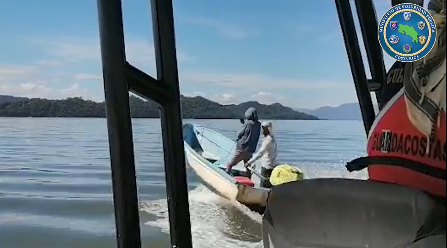 Varios pescadores trataron de impedir la acción de Guardacostas contra la pesca ilegal y como atravesaban lanchas a alta velocidad, la Policía tuvo que disparar. Foto: Cortesía Guradacostas.