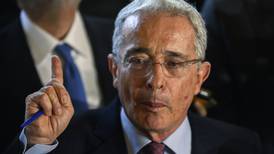 Pence pide libertad para expresidente Álvaro Uribe, a quien llama ‘héroe'