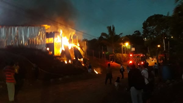 El incendio afectó dos estructuras totalmente. Foto: Marvin Gamboa, corresponsal GN