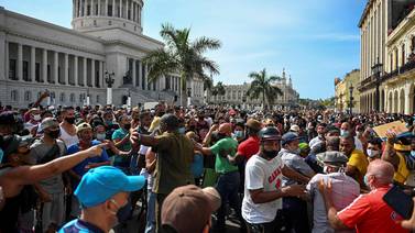 (Video) Cubanos se lanzan a la calles en multitudinarias e inéditas protestas contra el gobierno