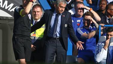 José Mourinho en crisis tras caída de Chelsea 3-1 ante Liverpool