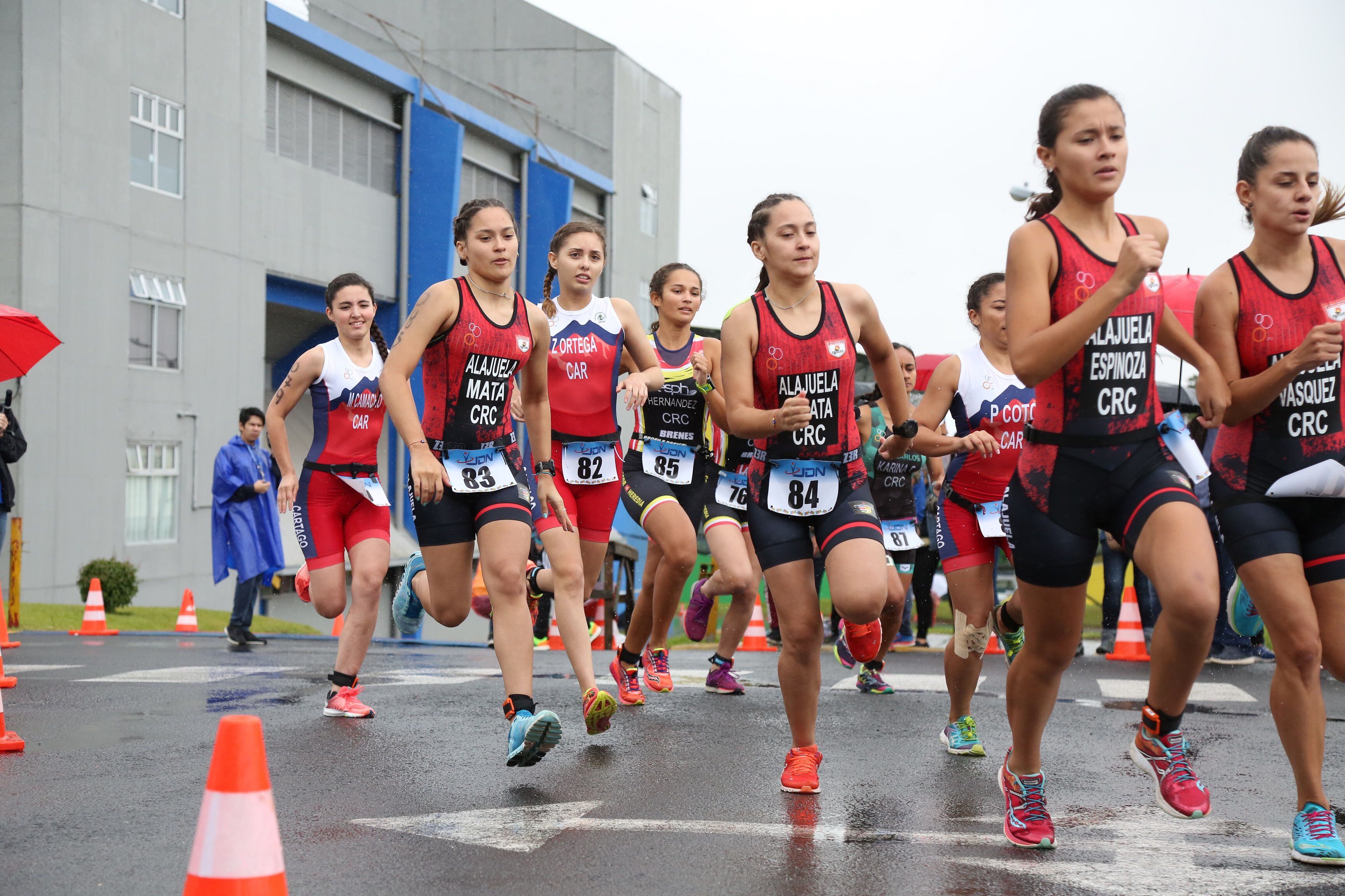 En este 2023 las mujeres serán quienes cierren la competencia de los relevos mixtos en el triatlón, de los Juegos Deportivos Nacionales. 