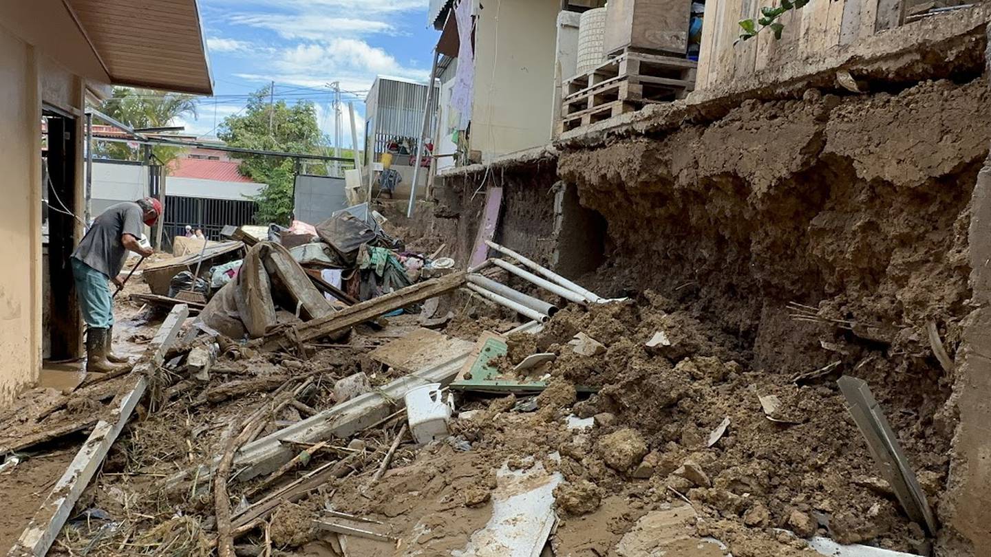 Las aguas desbordadas se abrieron paso entre alamedas en barrios como Corazón de Jesús, donde varias casas quedaron falseadas. Foto: Alonso Tenorio.