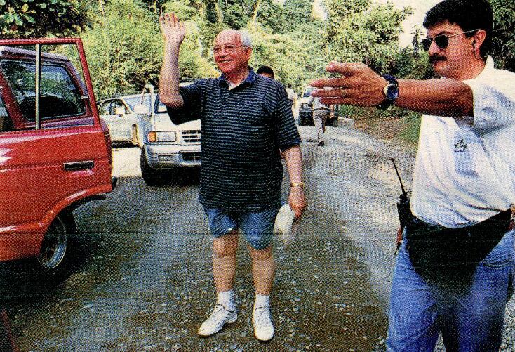 En el año 2000, Mijaíl Gorbachov fue fotografiado en las calles de Limón, en pantaloneta y tenis deportivas. Durante esa visita tuvo un inconveniente con una ola en el mar. 