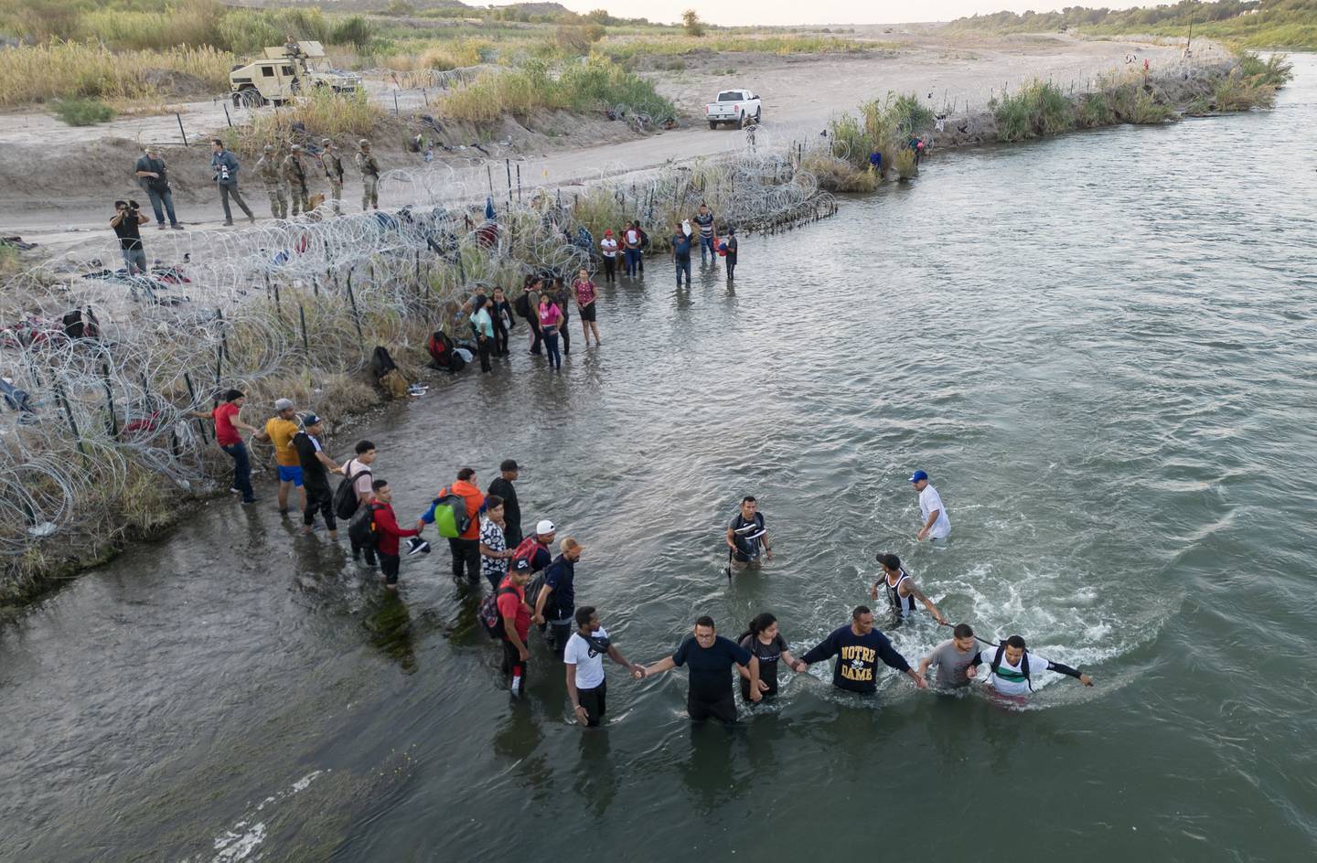 Docenas de migrantes llegaron a la frontera entre Estados Unidos y México el 22 de septiembre, con la esperanza de que se les permitiera ingresar a los Estados Unidos, con las fuerzas fronterizas estadounidenses. reportando 1,8 millones de encuentros con migrantes en los últimos 12 meses.