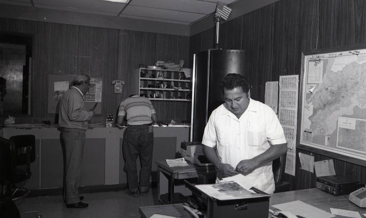 En la imagen, el periodista Carlos Hernández (a la izquierda) trabaja junto al fotógrafo Juano Aguilar (de frente( en la cobertura de un secuestro que sucedió en 1994. Foto: Archivo LN.