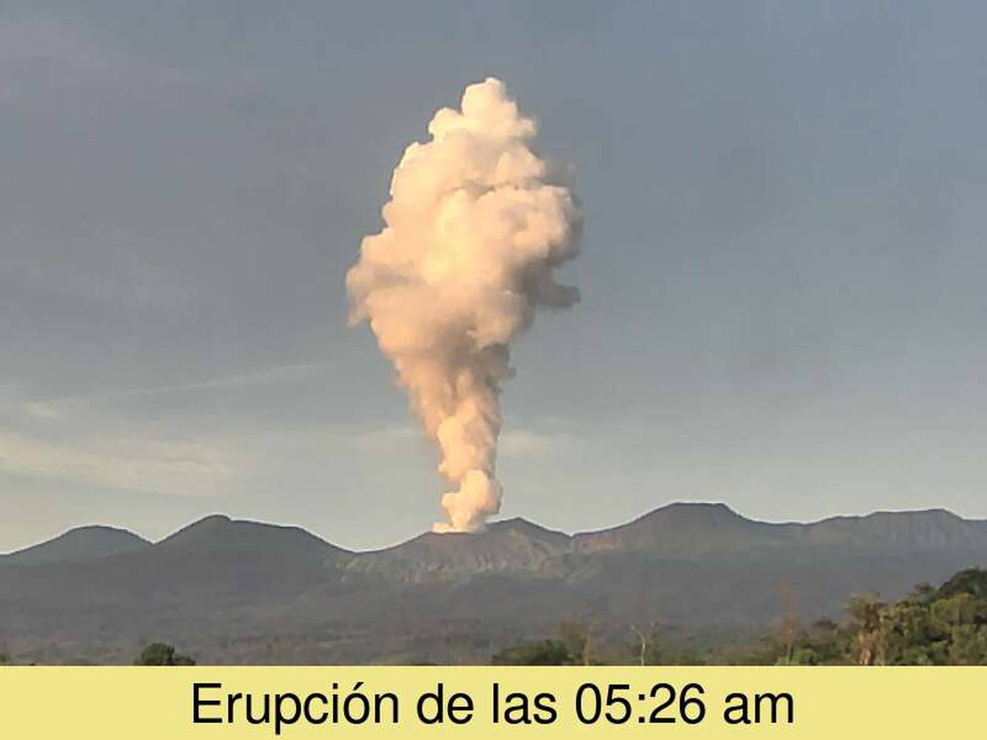 La pluma lanzada por el volcán alcanzó los 3500 metros de altura. Foto Ovsicori.