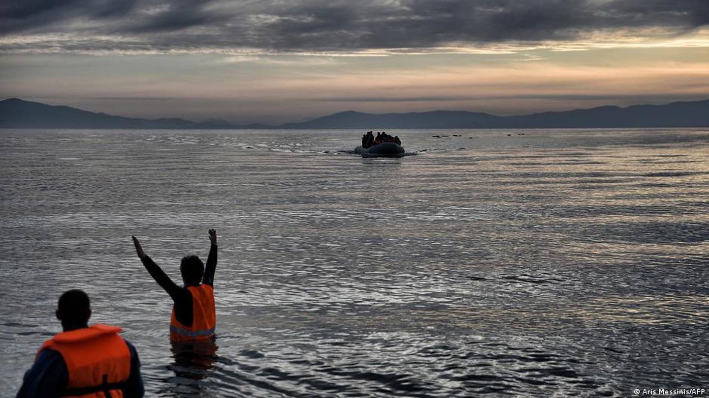 Miles de migrantes arriesgan sus vidas en busca de llegar a los Estados Unidos. Foto: Aris Messinis/AFP