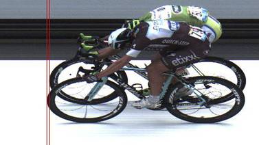 Al sprint, italiano Matteo Trentin conquista la sétima etapa 