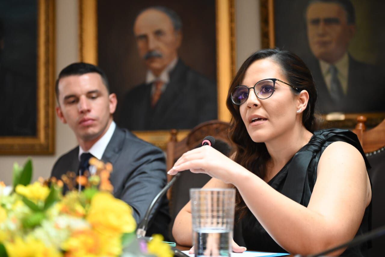 La nueva presidenta del Concejo Municipal de San José, Mariana Zúñiga, agradeció este miércoles la confianza depositada en ella.  A su lado, el alcalde Diego Miranda. Foto: