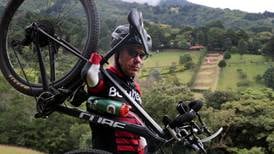 Gente en bici: Leonel Solís y Armstrong de tú a tú en la Ruta, ¡pero el tico sin manos!