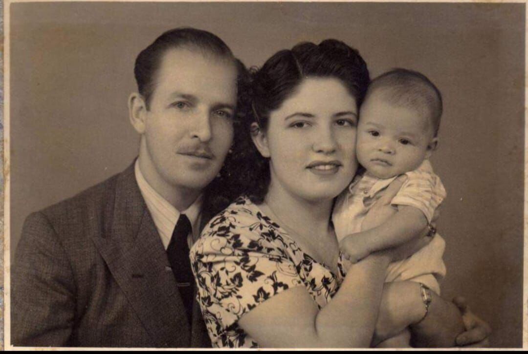 Lubín Barahona junto a su esposa Inés Gómez y su hijo Mario.
