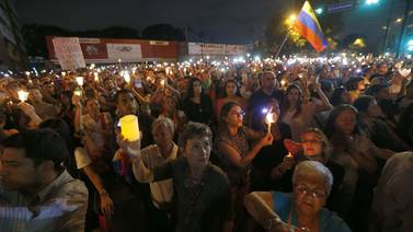 Opositores venezolanos honraron a 43 fallecidos en protestas con velas