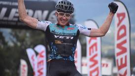 Jonathan Quesada revalidó su corona de ciclismo de montaña impulsado por los aplausos de su mamá