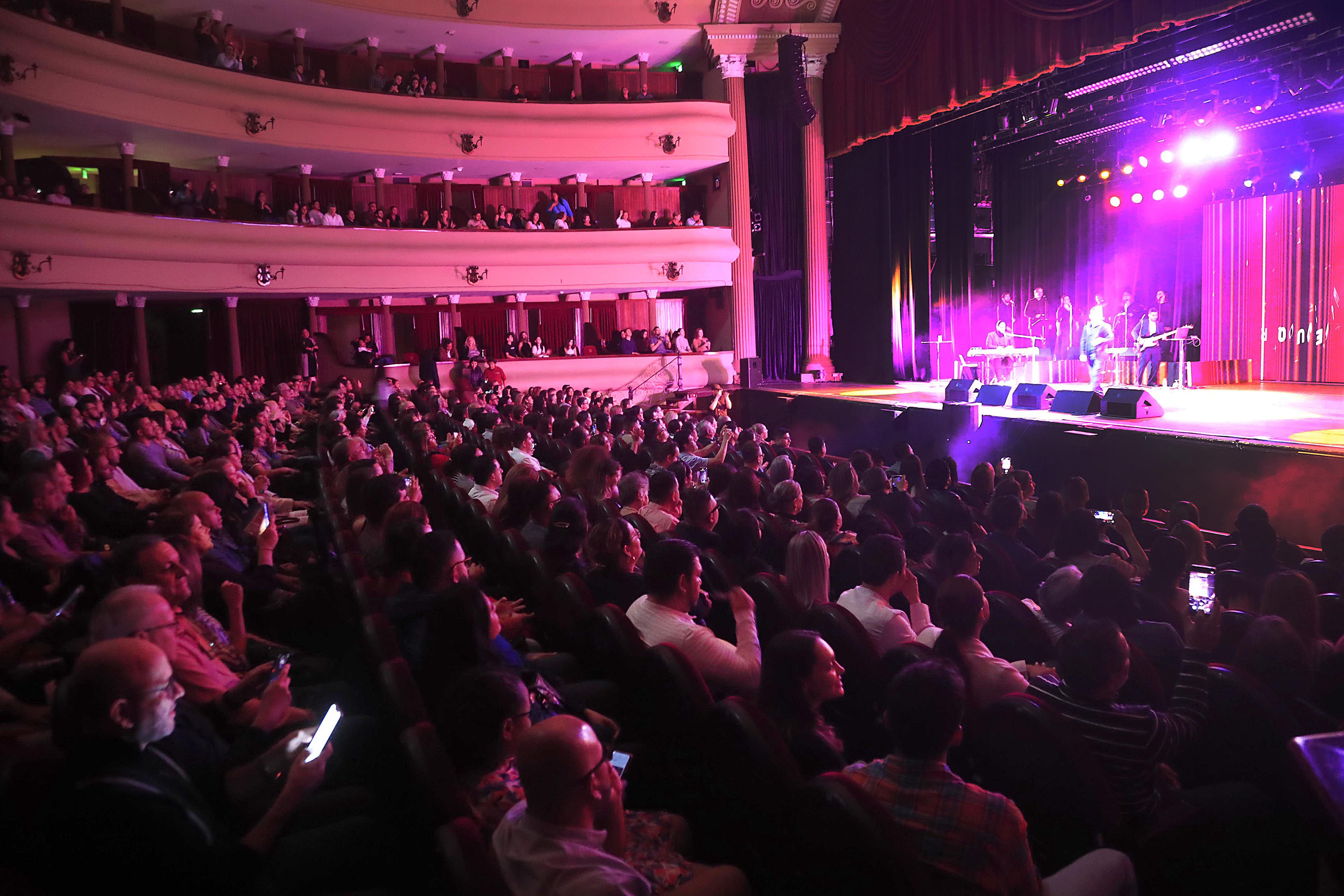 La primera noche de los conciertos de Danilo Montero en Costa Rica llenó el Teatro Melico Salazar con fans del cantautor.