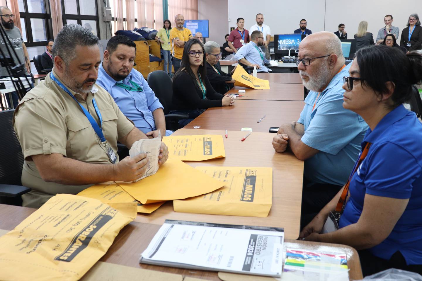 Este viernes, el Tribunal Supremo Electoral (TSE) realizó el recuento manual de votos para la elección de alcalde en la JRV número 2801 de Orotina, tras detectar una inconsistencia