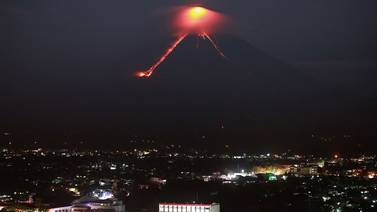 Miles de personas evacúan en Filipinas por actividad del volcán Mayón