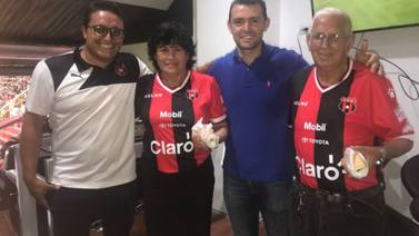 (Video) El fútbol premió una gran historia de amor en el Morera Soto