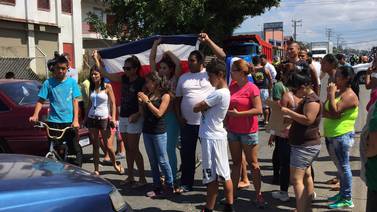 Vecinos de urbanización San Juan en Pavas cierran vía para exigir arreglo de calle