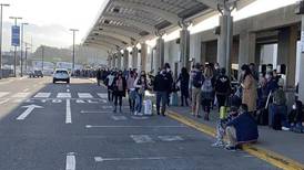 Falla en sistema migratorio ocasionó filas durante dos horas en aeropuerto Juan Santamaría