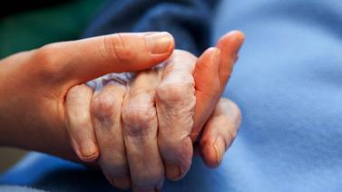 Apoyo familiar es esencial para adultos mayores con enfermedades terminales