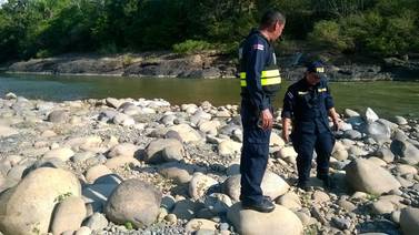 Hombre muere ahogado tras enredarse con red de pesca y caer a un río