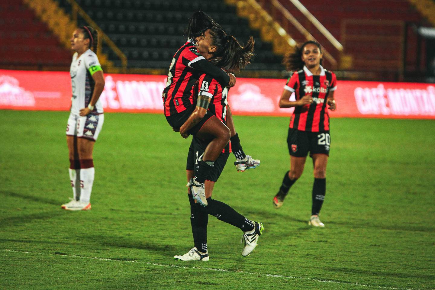Carolina Venegas no podía creer cómo Saprissa FF bajó los brazos; mientras Liga Deportiva Alajuelense seguía haciendo goles en el clásico femenino.
