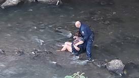 Mujer resbala y cae al río María Aguilar
