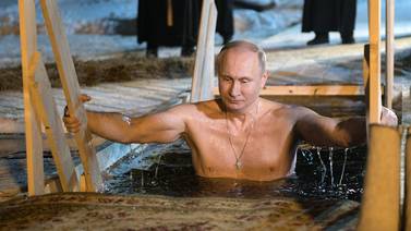 Rusos cumplen rito  religioso en aguas a temperaturas glaciales