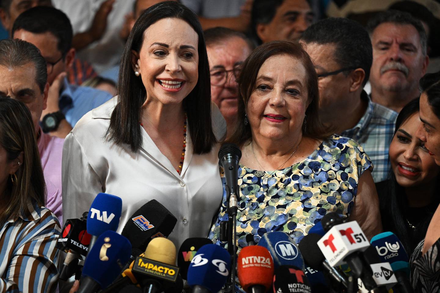 La líder opositora venezolana María Corina Machado (izq) presentó a su reemplazante para las próximas elecciones nacionales, Corina Yoris (d), durante una conferencia de prensa en Caracas.