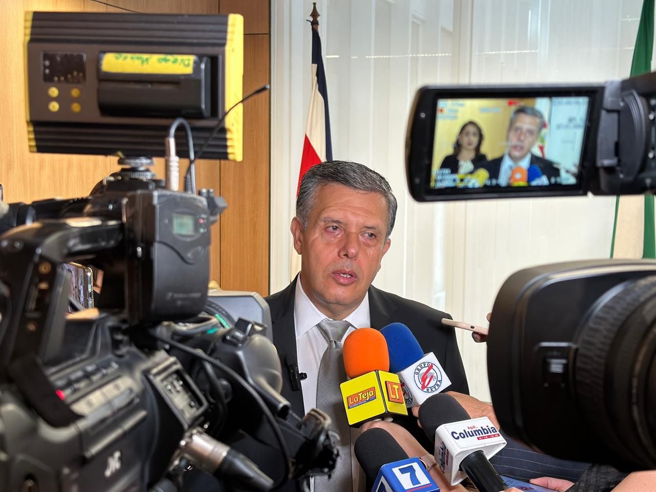 Óscar Izquierdo, jefe del PLN, ofreció declaraciones a la prensa antes del inicio de la sesión del 1.° de mayo. Foto: 