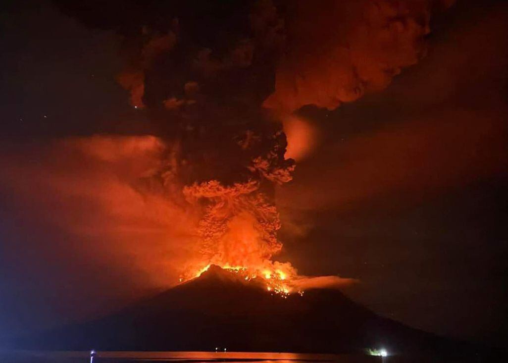 El cráter del monte Ruang, en el norte de Indonesia, comenzó a expulsar lava y ceniza en la noche del martes. Foto: AFP