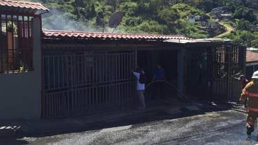 Incendio daña 100 metros cuadrados de dos casas en La Unión de Cartago