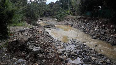 Fuertes lluvias destruyen el dique del río Barranca