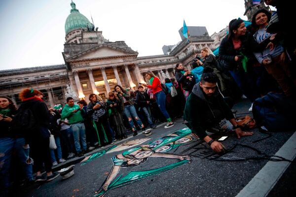 Manifestantes en favor del aborto en Argentina se congregaron este martes 28 de mayo del 2019 frente al Congreso, en Buenos Aires, para apoyar un nuevo proyecto de ley para despenalizar el aborto.