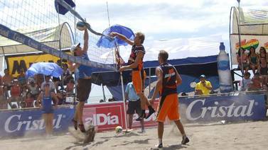 Los Villegas sudaron para ganar  el voleibol de playa