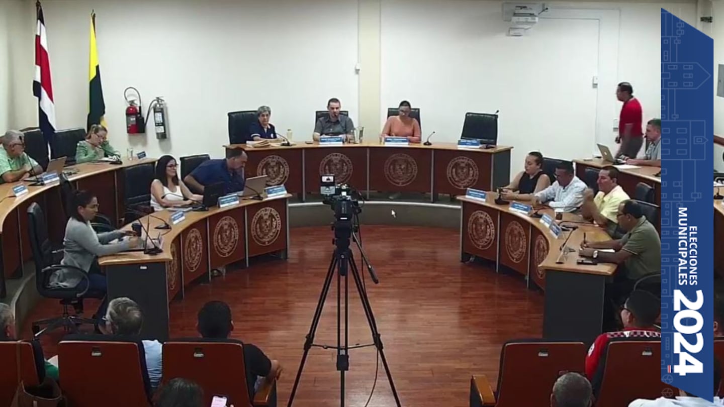Regidores sesionado en el Concejo Municipal de Cartago