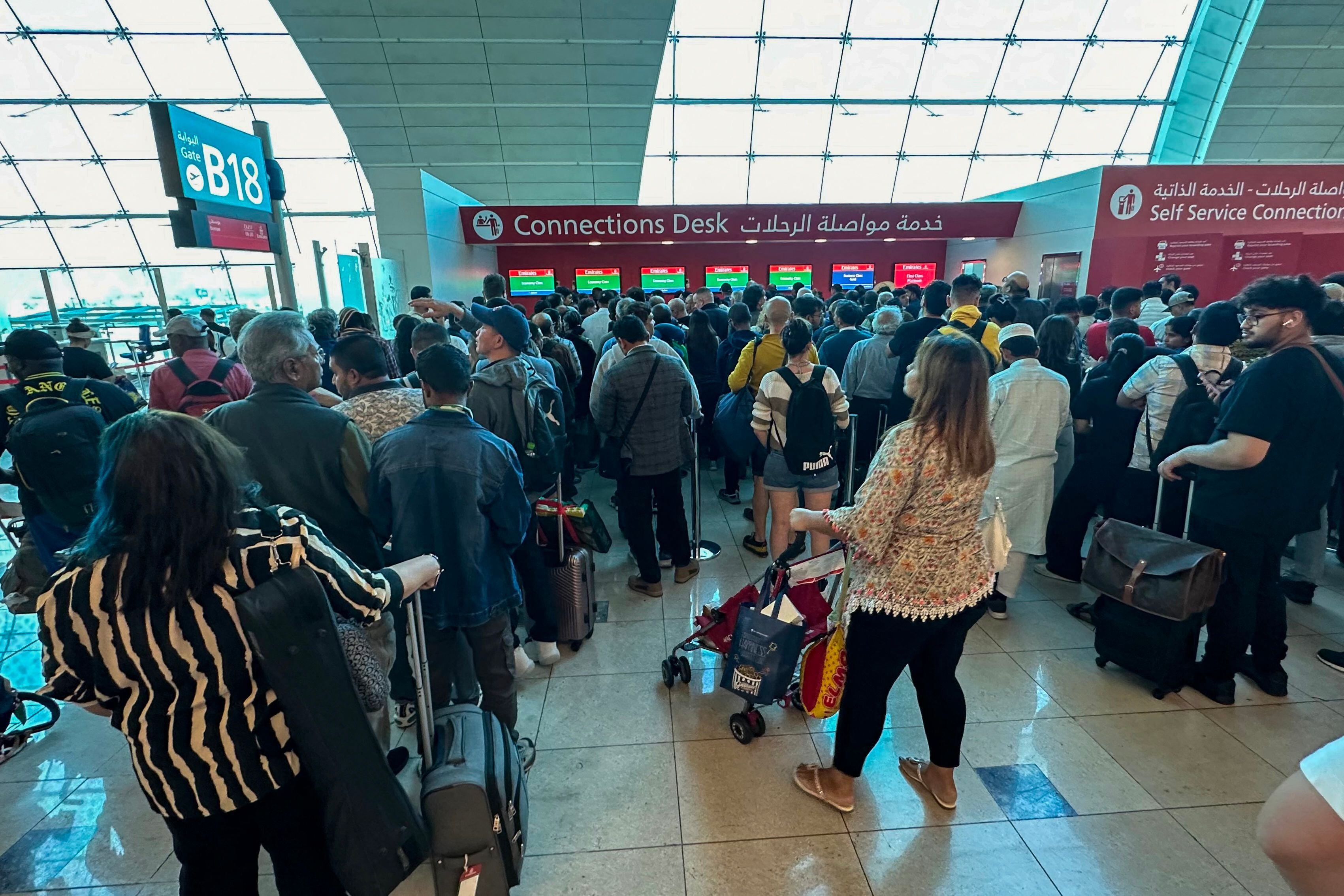 Las lluvias generaron caos en el aeropuerto de Dubái, uno de los más transitados en el mundo, causando retrasos o cancelación en vuelos, afectando a cientos de pasajeros que hasta el miércoles intentaban llegar a sus destinos. 
(Foto de AFP)