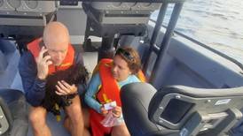 Pareja y su perrito sobreviven a vuelco de velero en Guanacaste