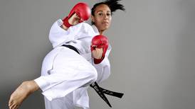 La doctora y campeona nacional de karate vive de cerca el dolor de quienes pierden a un pariente por la covid-19