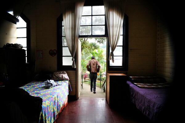 Abandono familiar arrastra a más ancianos