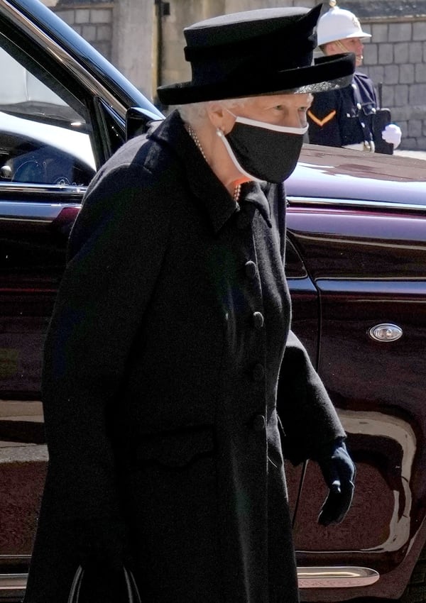 La reina Isabel II camina hacia el funeral de su esposo, Felipe de Edimburgo. Foto: AFP