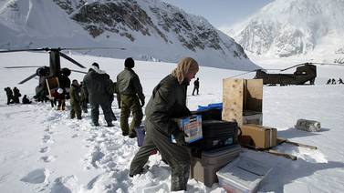 Alpinistas ya no podrán dejar materia fecal en montaña más alta de Norteamérica