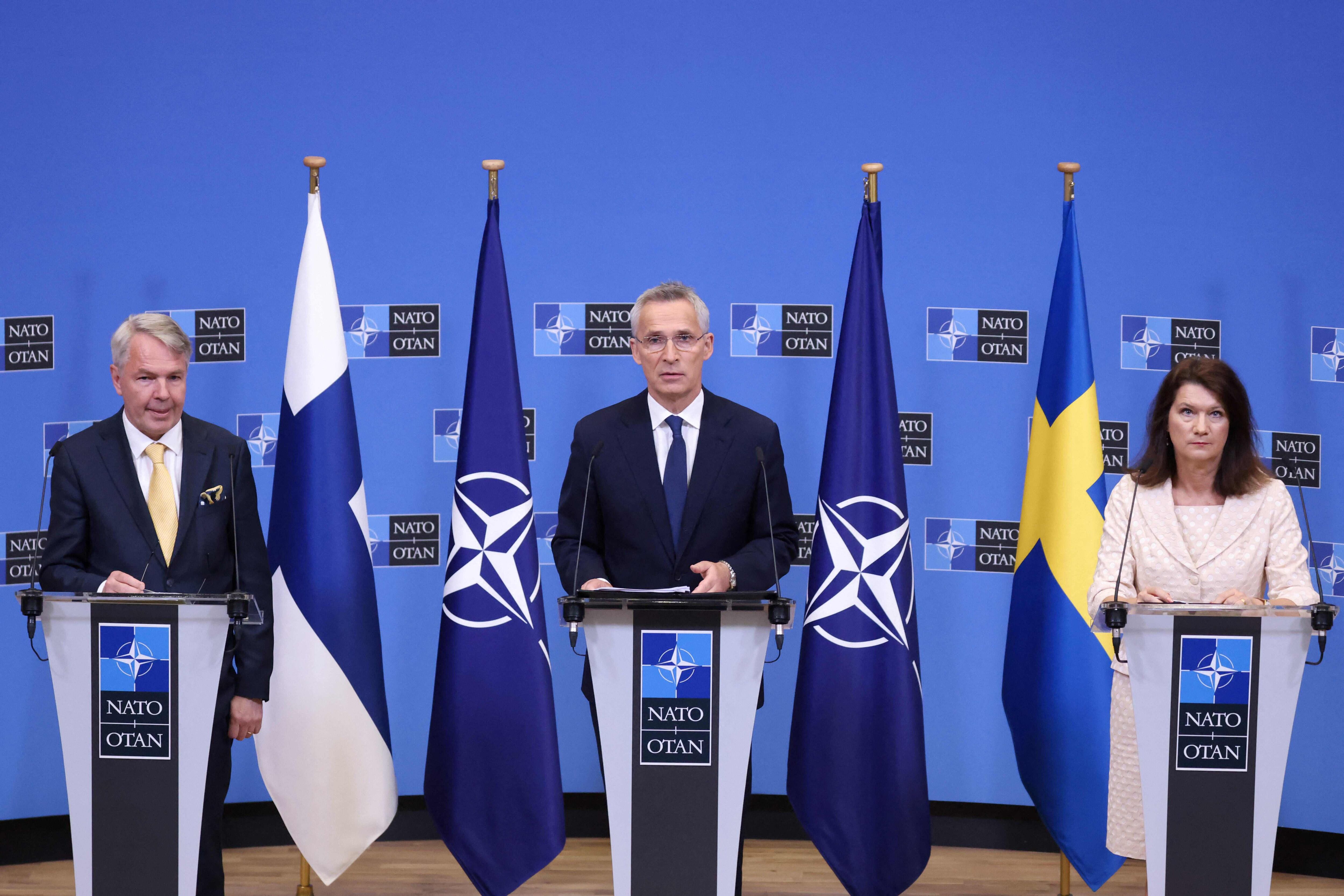 El secretario general de la Organización del Tratado Atlántico Norte Jens Stoltenberg (centro), celebró la entrada de Suecia. (Photo by Kenzo TRIBOUILLARD / AFP)