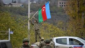 Azerbaiyán retoma otro territorio devuelto por Armenia e iza su bandera