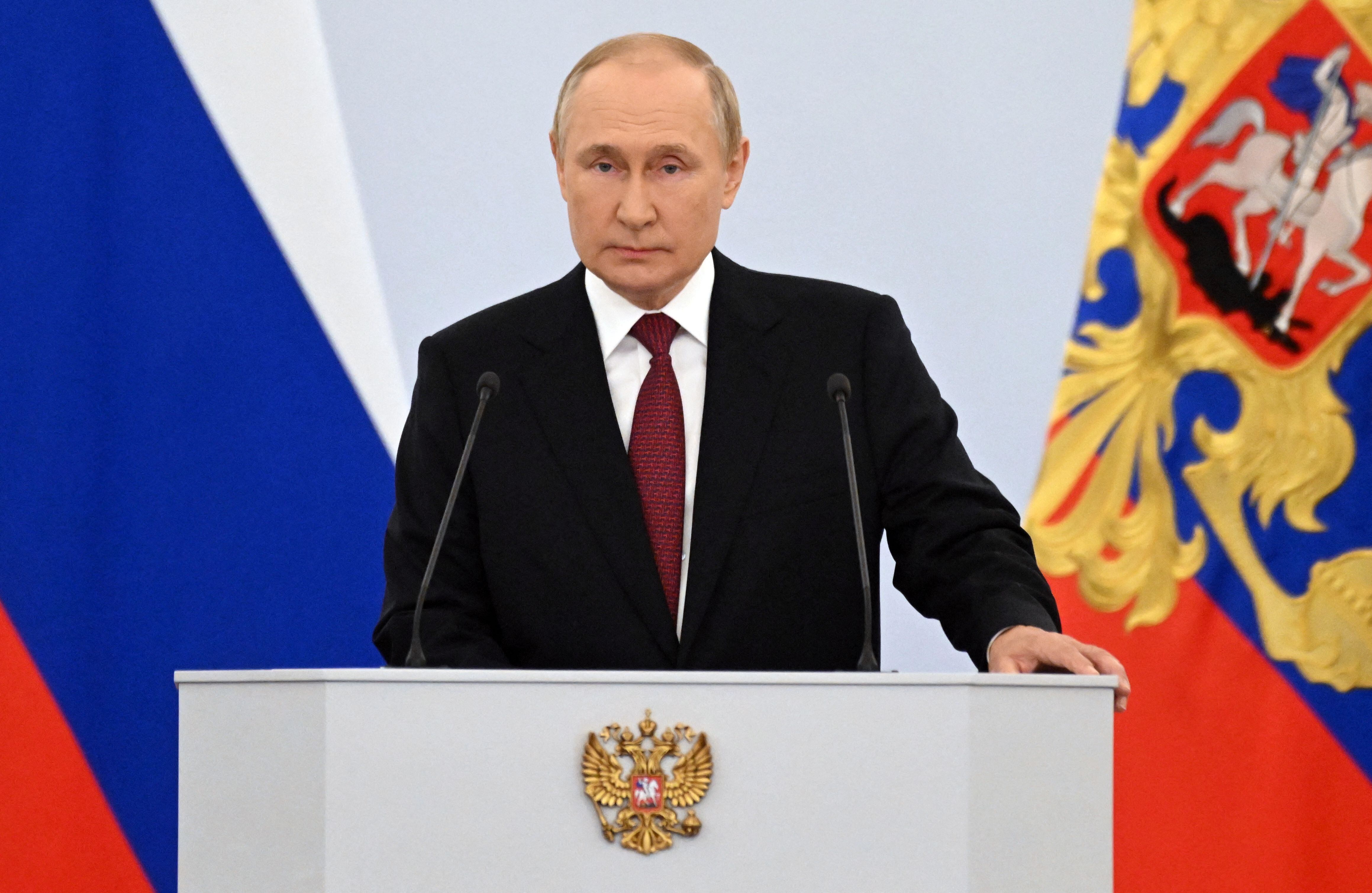 El presidente ruso, Vladimir Putin, da un discurso durante una ceremonia en la que se anexionan formalmente cuatro regiones de Ucrania ocupadas por tropas rusas: Lugansk, Donetsk, Kherson y Zaporizhzhia, en el Kremlin de Moscú el 30 de septiembre de 2022.